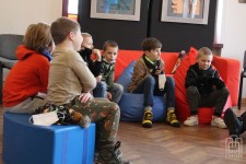 dzieci i młodzież z Towarzystwa Przyjaciół Dzieci w Gorlicach słuchają o robotach
