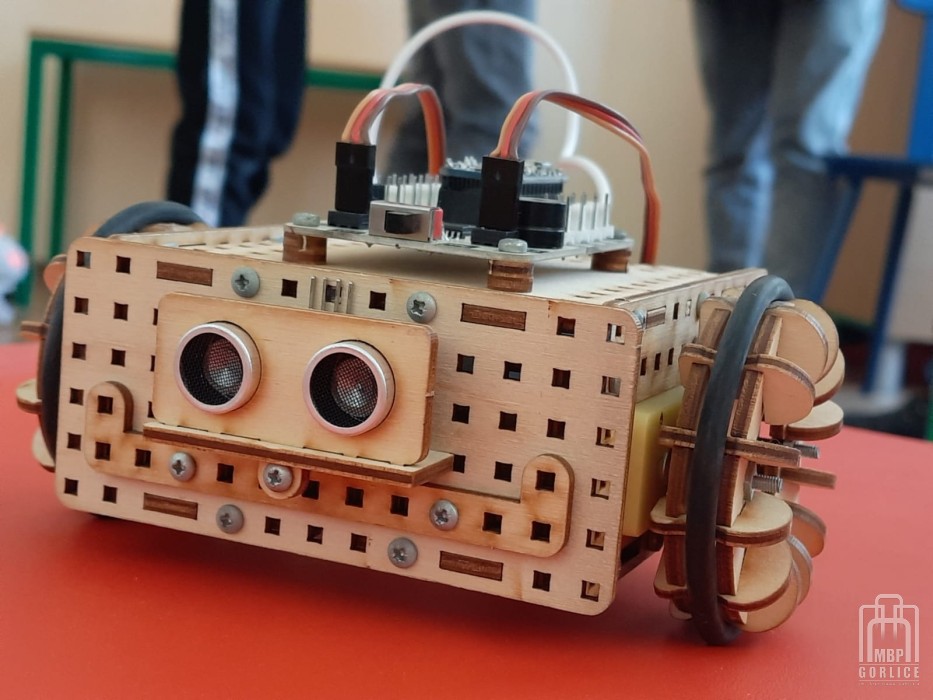 robot Stefan,  zbudowany z drewnianych klocków , pierwszy robota w Bibliotece