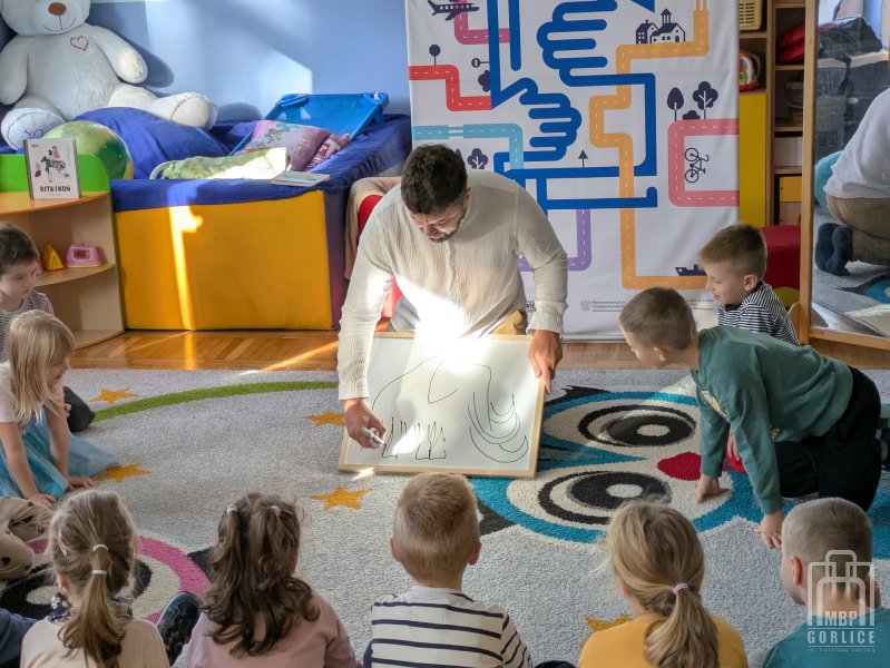 Biblioteka Gorlice, Animator rysuje wymyślonych przez dzieci bohaterów