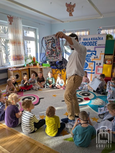 Biblioteka Gorlice, Animator rozdaje projektowe plecaki