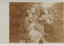 Powiększ zdjęcie Od lewej Helena Laskoś, jej mama — Franciszka Porębska (położna w latach 1857-1940), córka Franciszki — Jadwiga; Gorlice, ok. 1915 roku 