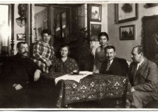 Powiększ zdjęcie Rodzina Kijowskich — od lewej: Władysław Kijowski — dziadek i Janina jego córka (po mężu Jaciow), babcia Teofila Kijowska, Maria Kijowska — żona Edwarda (brata mamy) i Bohdan Jaciow
