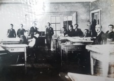 Powiększ zdjęcie Biuro Konstrukcyjne Fabryki Maszyn w 1925 roku. Drugi z lewej Stanisław Safiak
