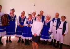 Powiększ zdjęcie Zespół Strzeszynianki na otwarciu remizy strażackiej; 2. od lewej Apolonia Czyżykiewicz, żona Romana; 1994 rok