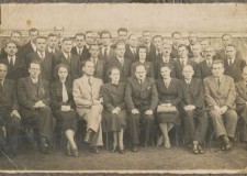Powiększ zdjęcie Pracownicy Urzędu Skarbowego: drugi od lewej w drugim rzędzie Józef Mrozek, piąta od lewej siedzi Elżbieta Wygrzywalska; Gorlice 1938 rok