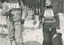 Powiększ zdjęcie Slalom gigant na Magurze Małastowskiej. Stanisław Hübner z numerem 128 (1 miejsce w swej klasie), dr Jędrych z numerem 127; marzec 1982 rok