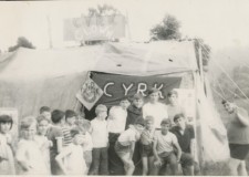 Powiększ zdjęcie Przed premierą dziecięcego cyrku „Clown” w Gliniku; 1968 rok
