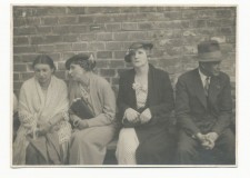 Powiększ zdjęcie W Libuszy — pierwsza z lewej pani Jaciow — była nauczycielka szkoły w Libuszy, druga Tekla Milgram; 19 czerwca 1935 roku