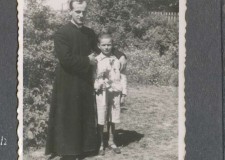 Powiększ zdjęcie I komunia święta, ks. Czesław Kamiński; 1 czerwca 1941 rok