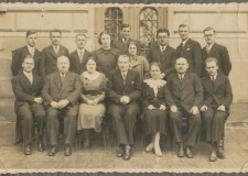 Powiększ zdjęcie Pracownicy Urzędu Skarbowego: drugi od lewej w górnym rzędzie Józef Mrozek, trzecia od prawej siedzi Elżbieta Wygrzywalska