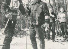 Powiększ zdjęcie Slalom gigant na Magurze Małastowskiej. Stanisław Hübner z numerem 128 (1 miejsce w swej klasie); marzec 1982 rok