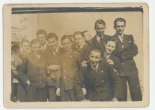 Powiększ zdjęcie Anglia — lotnicy polscy — Zbigniew Laskoś trzeci od lewej