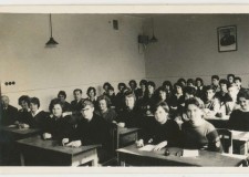 Powiększ zdjęcie Klasa 3 Liceum Pedagogicznego w Gorlicach — pierwszy z lewej prof. Jan Karpiński; 1963 rok