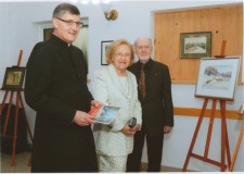 Powiększ zdjęcie Stanisław Hübner z Teresą Żylis-Garą i ks. Józefem Bąkiem w Brunarach
