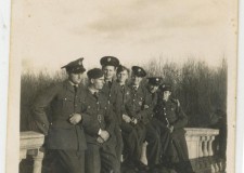Powiększ zdjęcie Opis na odwrocie fotografii: „Grupa kolegów, pierwszy z lewej Zdzisek, czwarty Wiktor Krzyszkowski z Marjampola, ostatni śp. Zbyszek Laskoś”; Blackpool, 1941 rok