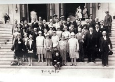 Powiększ zdjęcie Powszechna Wystawa Krajowa w Poznaniu w 1929 roku. Władysław Chwastowicz (tata) pierwszy z lewej w drugim rzędzie (fot. ze zb. Władysława Chwastowicza)