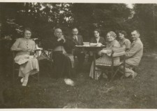 Powiększ zdjęcie Brydż u państwa Tułeckich, drugi z lewej ks. Świeykowski; Gorlice ok. 1937 roku