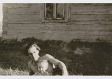 Powiększ zdjęcie Zygmunt Kmiecik z córką Barbarą; 1943 r.