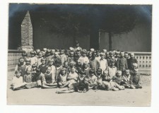 Powiększ zdjęcie Uczniowie szkoły podstawowej w Libuszy; 6 maja 1931 roku; fot. Bohdan Jaciow 