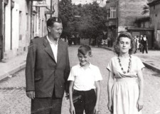 Powiększ zdjęcie Samsonowicze z synem Mietkiem; około 1958 roku