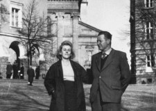 Powiększ zdjęcie  Helena Samsonowicz z mężem na Rynku; około 1968 roku
