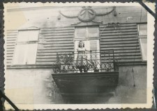 Powiększ zdjęcie Helena Samsonowicz na balkonie domu Samsonowiczów przy ul. Stróżowskiej