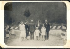 Powiększ zdjęcie Rodzina Stabachów na przejściu granicznym w Koniecznej; 1926 rok 
