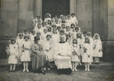 Powiększ zdjęcie Pierwsza komunia Heleny Samsonowicz (trzecia w drugim rzędzie od prawej); 1931 rok