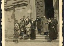 Powiększ zdjęcie Przed kościołem w czasie okupacji. Ślub brata ojca — Stanisława. Jego syn Jan — działacz Solidarności — został powieszony na bramie stoczni w Gdańsku