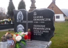 Powiększ zdjęcie Grobowiec Glafiry Demiańczyk i jej męża na cmentarzu w Wysowej