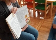 Powiększ zdjęcie Bibliotekarka czyta dzieciom opowiadanie