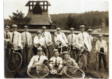 Powiększ zdjęcie Grupa cyklistów na Magurze Małastowskiej; koniec lat 30. XX wieku 