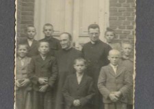 Powiększ zdjęcie Ksiądz Szyperski, wikariusz Przybyłowicz z ministrantami; 1936 rok