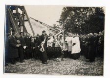 Powiększ zdjęcie Poświęcenie sztandaru gimnazjalnego z okazji 25-lecia istnienia gimnazjum; Gorlice, 4 października 1931 roku; fot. Bohdan Jaciow 