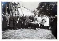 Powiększ zdjęcie Poświęcenie sztandaru gimnazjalnego z okazji 25-lecia istnienia gimnazjum; Gorlice, 4 października 1931 roku; fot. Bohdan Jaciow 