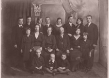 Powiększ zdjęcie Babcia i dziadek Jarkiewiczowie w otoczeniu rodziny: pośrodku Bronisław Mrozek, od prawej jego ojciec Józef Mrozek (oznaczony krzyżykiem), obok Janina Markiewicz, poniżej jego mama Józefa Mrozek