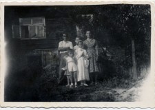 Powiększ zdjęcie Rodzina Pyznarów przed domem