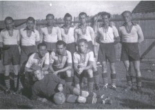 Powiększ zdjęcie Drużyna Budowlani Gorlice, drugi od lewej Jerzy Majeran
