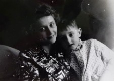 Powiększ zdjęcie Tadeusz Łuczejko z mamą