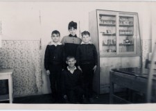 Powiększ zdjęcie Szkoła w Kwiatonowicach — na zdjęciu nauczycielka Barbara Barszcz; rok szkolny 1969/1970