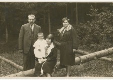 Powiększ zdjęcie Władysław Kijowski, mama Janina, Wacek (brat Alicji) i siostra mamy — Władysława