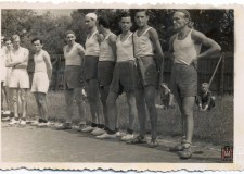Powiększ zdjęcie Męska drużyna Glinika na zawodach sportowych
