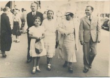 Powiększ zdjęcie Franciszek Boczek (od lewej) z rodziną (córki Maria, Olga, żona Antonina) i Józef Michalik (wychowanek państwa Boczków, późniejszy dyrektor „Sierpa”); Kraków, 1934 rok