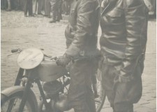 Powiększ zdjęcie Wyścig drogowy o Puchar Przechodni Przemyśla. Przy motocyklu Stanisław Hubner; 9 września 1956 rok