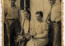 Powiększ zdjęcie Od lewej Emilia Gryboś z sąsiadami Żegleniami z Murowanicy; Kwiatonowice lata 30. XX wieku