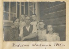 Powiększ zdjęcie Rodzina Olechnych w 1945 roku
