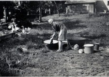 Powiększ zdjęcie Zofia Pyznar podczas prania; Kwiatonowice, przełom lat 70. i 80. XX wieku