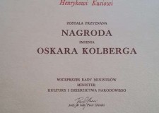 Powiększ zdjęcie Dyplom Nagrody im. Oskara Kolberga przyznanej Henrykowi Kusiowi w 2017 roku