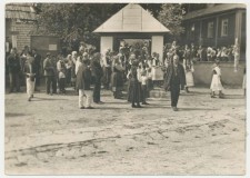 Powiększ zdjęcie Procesja przed cerkwią, po prawej dziadek Ryżyk Nicyfor; Wysowa 1930 rok