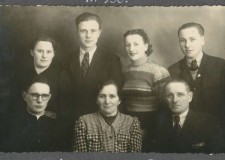 Powiększ zdjęcie Rodzina Olechnych w 1952 roku